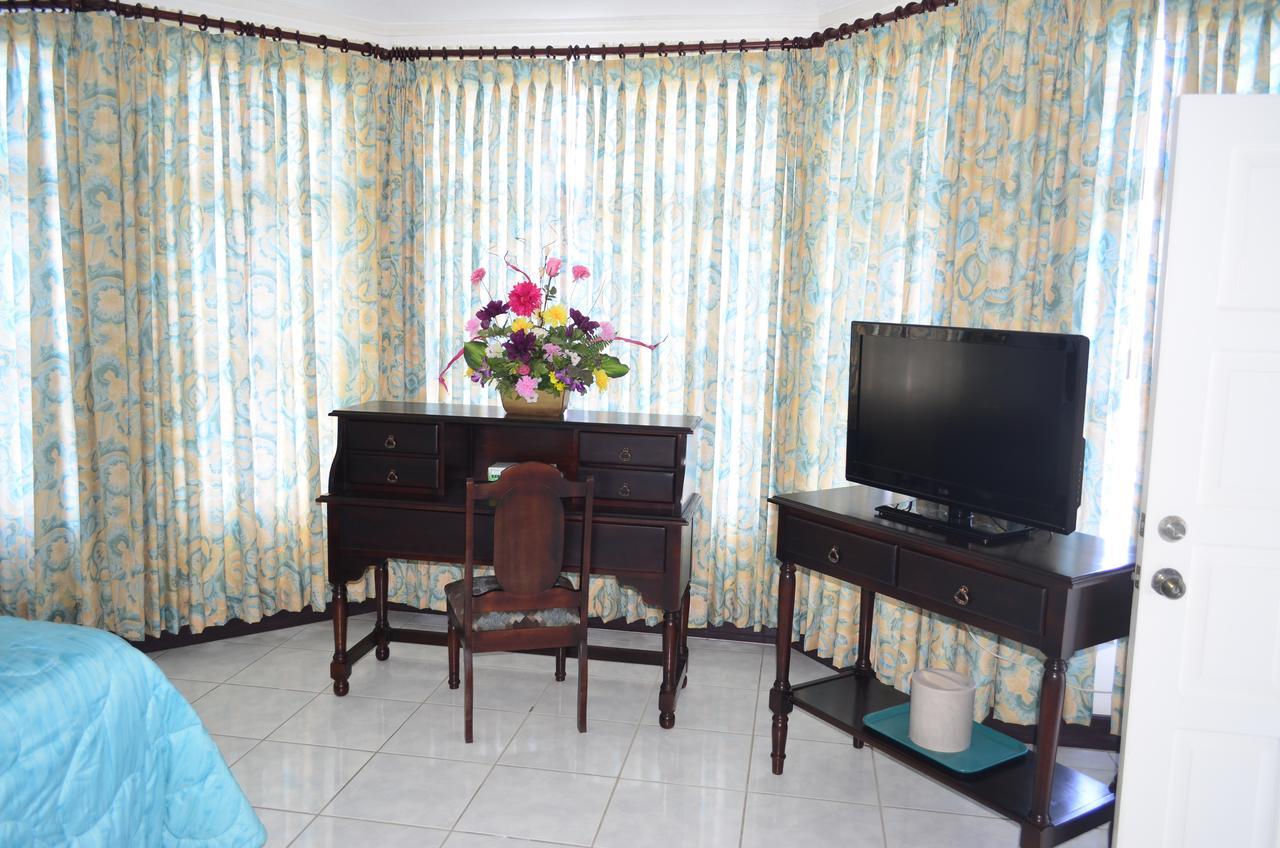 Pink Rock Inn Bed And Breakfast Ocho Rios Bagian luar foto